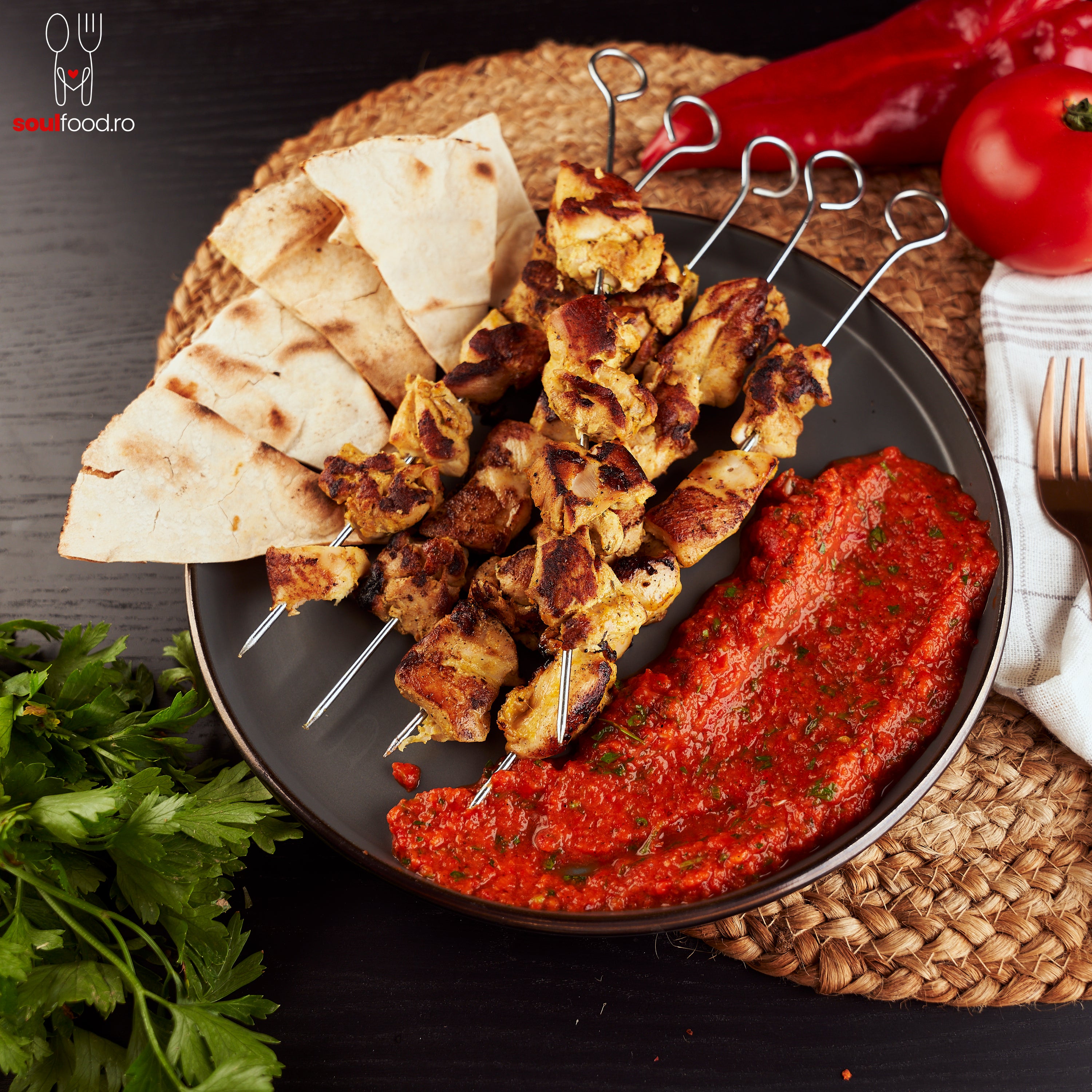 Shish kebab de pui cu salată ezme şi chipsuri de lipie