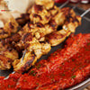 Shish kebab de pui cu salată ezme şi chipsuri de lipie