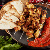Shish kebab de pui cu salată ezme şi chipsuri de lipie