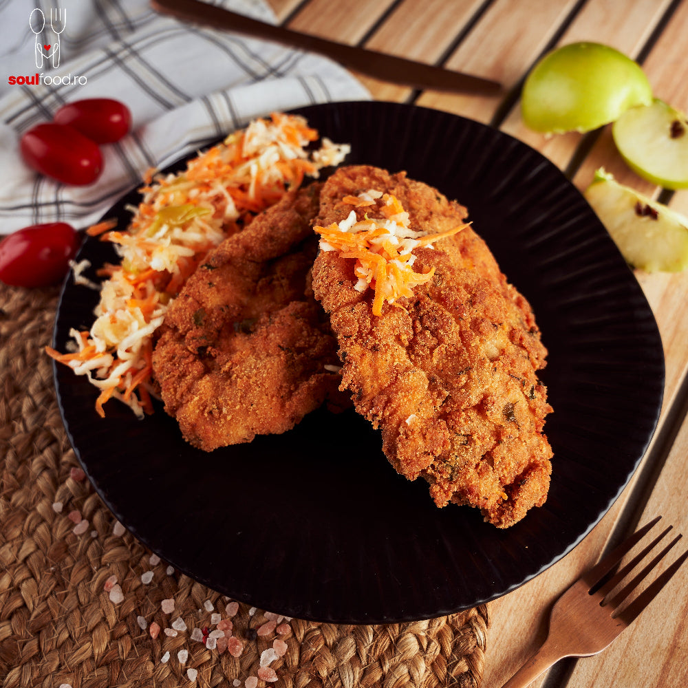 Pollo Milanese cu salată de măr, morcovi şi ţelină