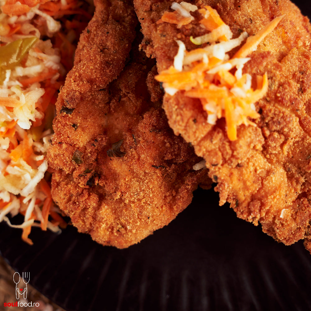 Pollo Milanese cu salată de măr, morcovi şi ţelină
