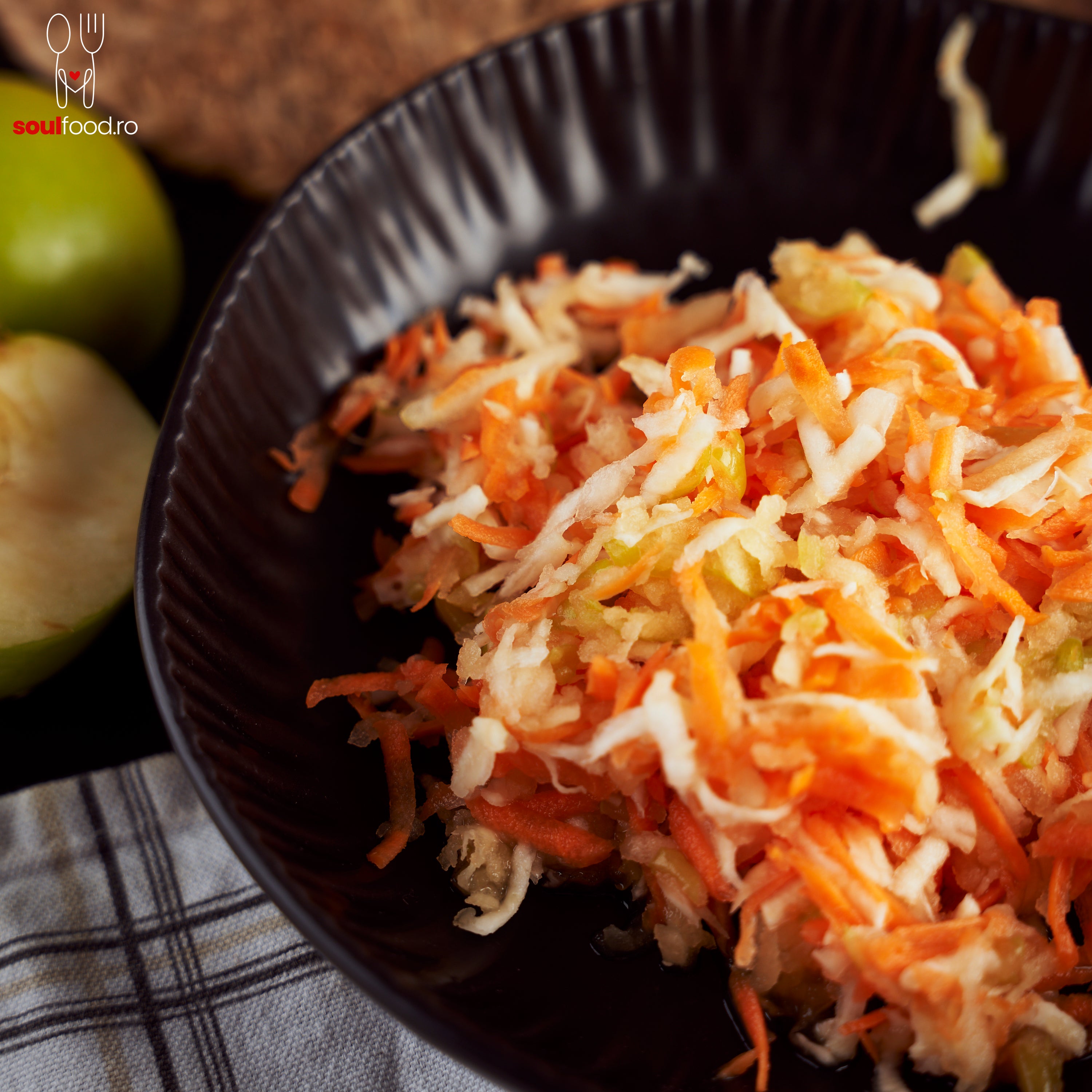 Salată de măr, morcovi şi ţelină