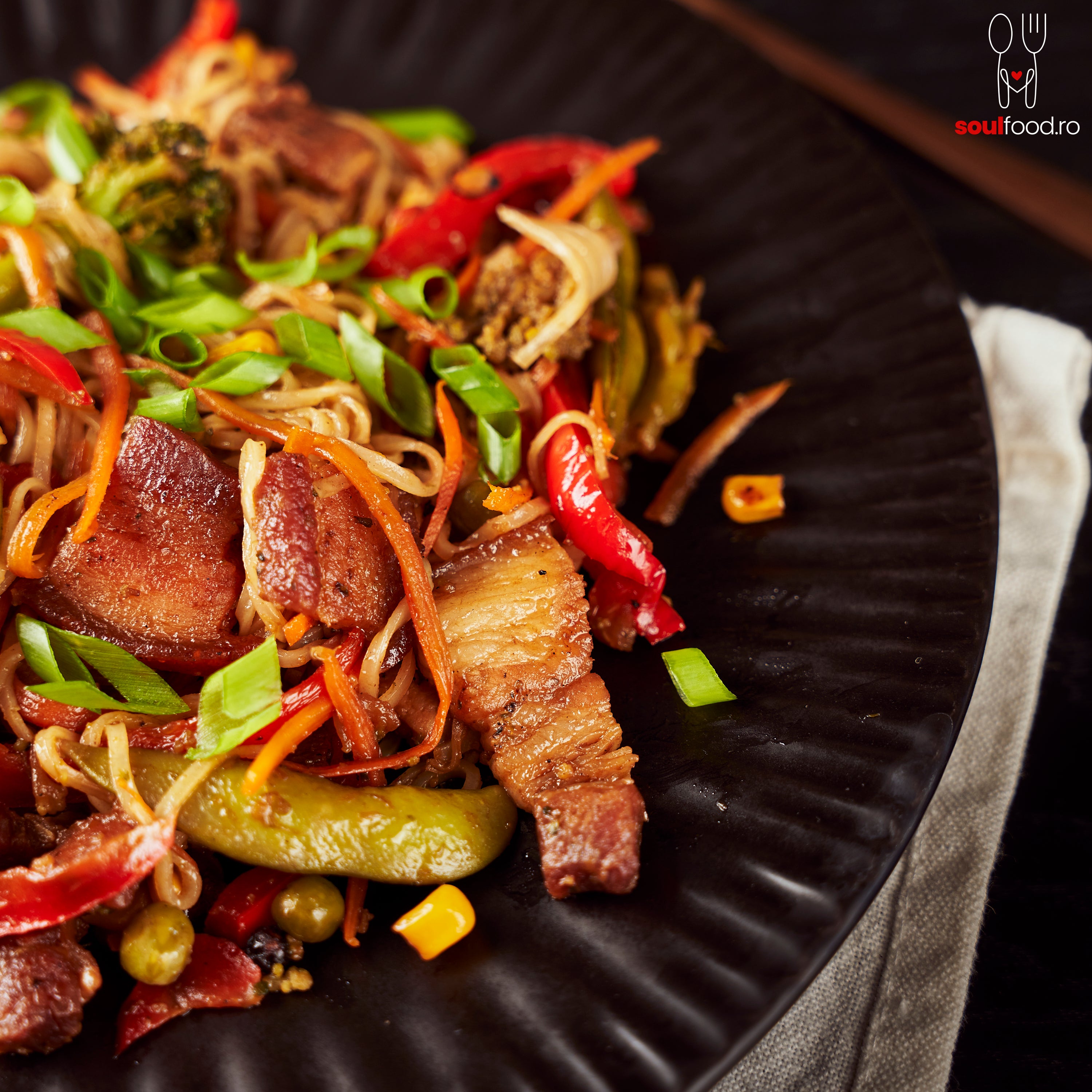 Tăiţei chinezeşti cu Legume şi Burtă de Porc