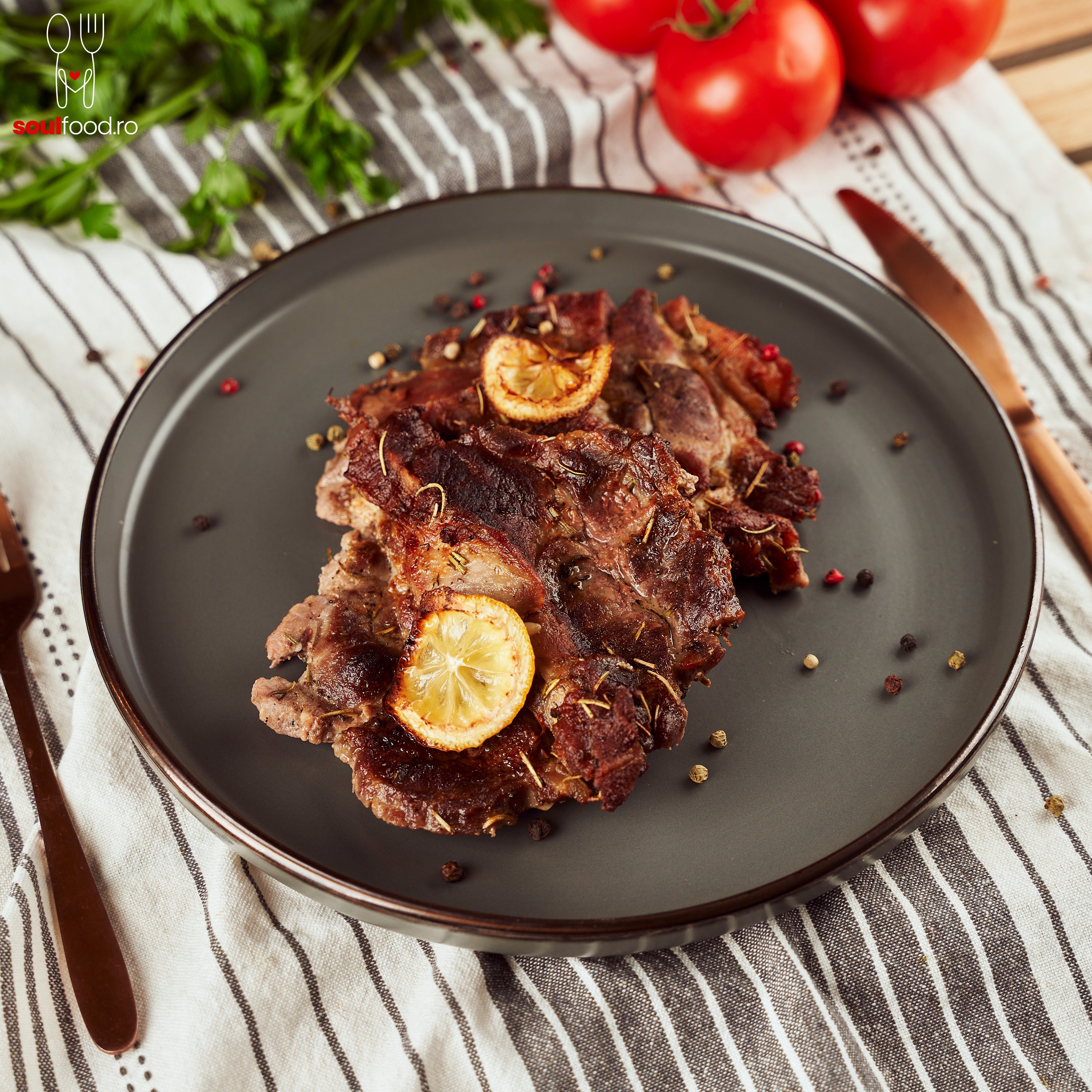 Friptură de Porc la cuptor cu sos de lămâie şi ierburi aromatice
