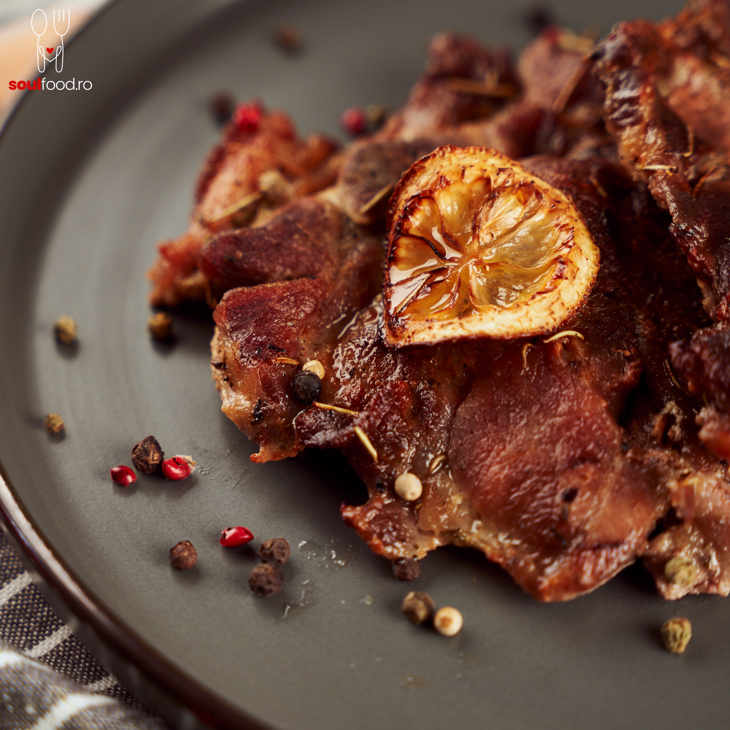 Friptură de Porc la cuptor cu sos de lămâie şi ierburi aromatice
