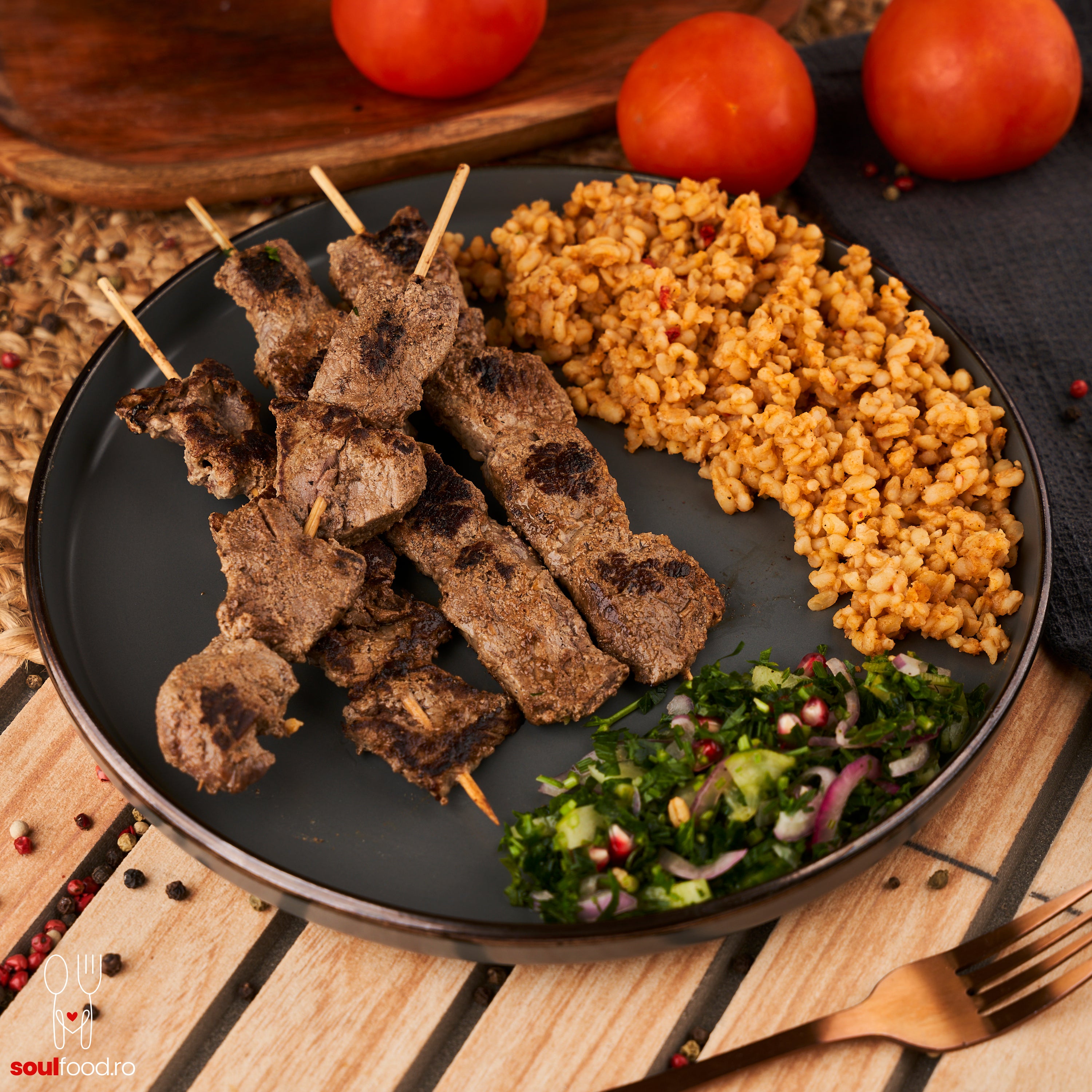 Shish kebab de vită cu bulgur şi salată de pătrunjel