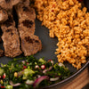 Shish kebab de vită cu bulgur şi salată de pătrunjel