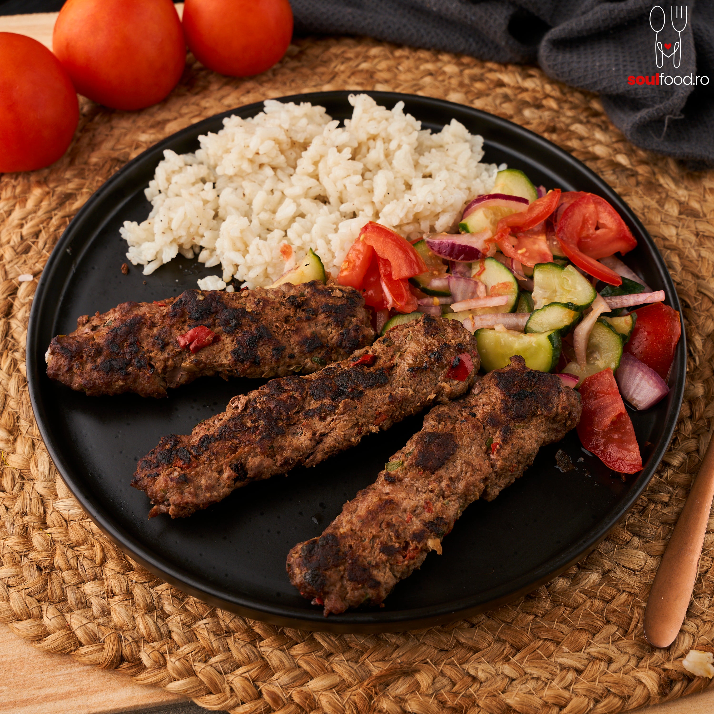 Adana kebab cu orez și salată de vară
