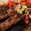 Adana kebab cu orez și salată de vară