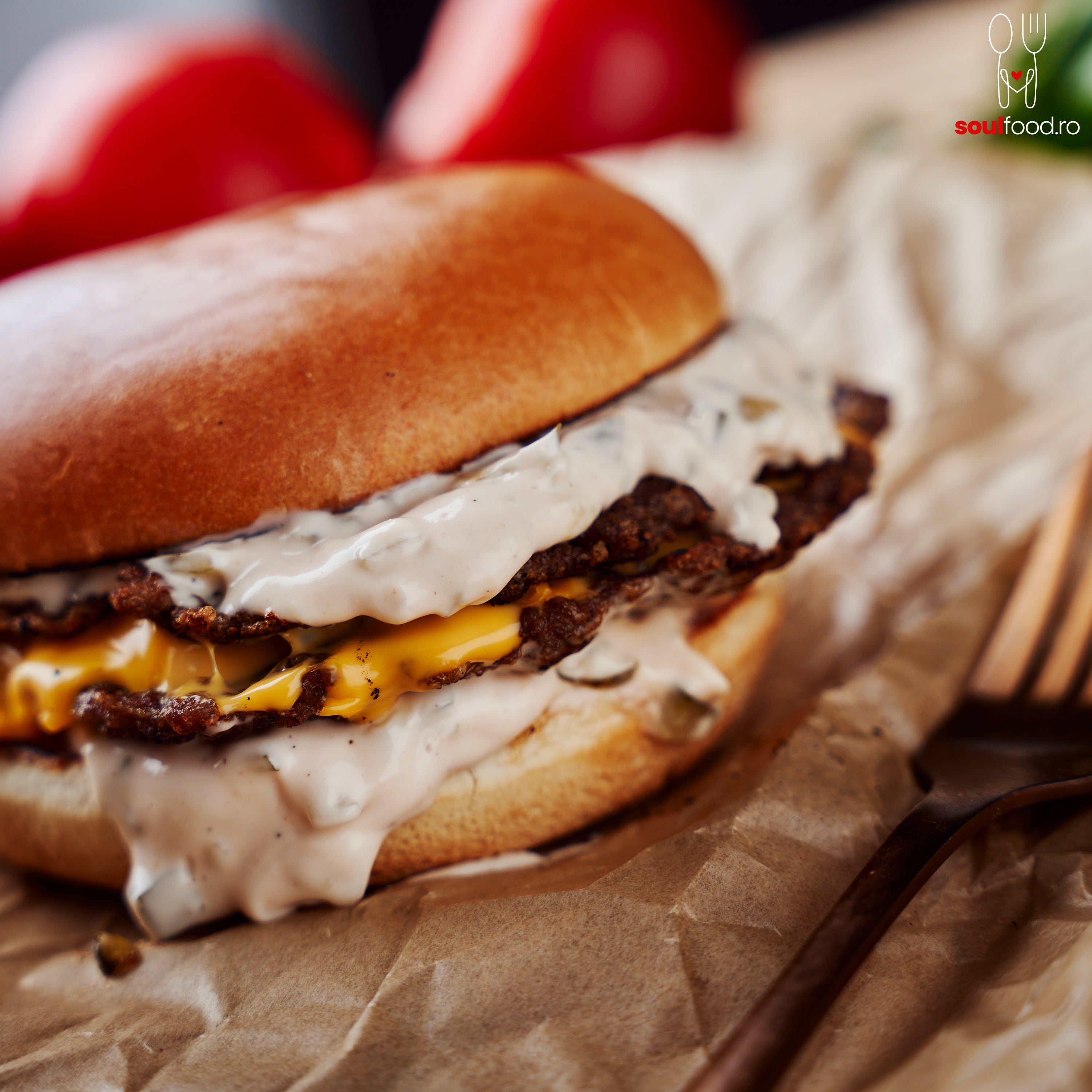 Smash burger cu cartofi prăjiți