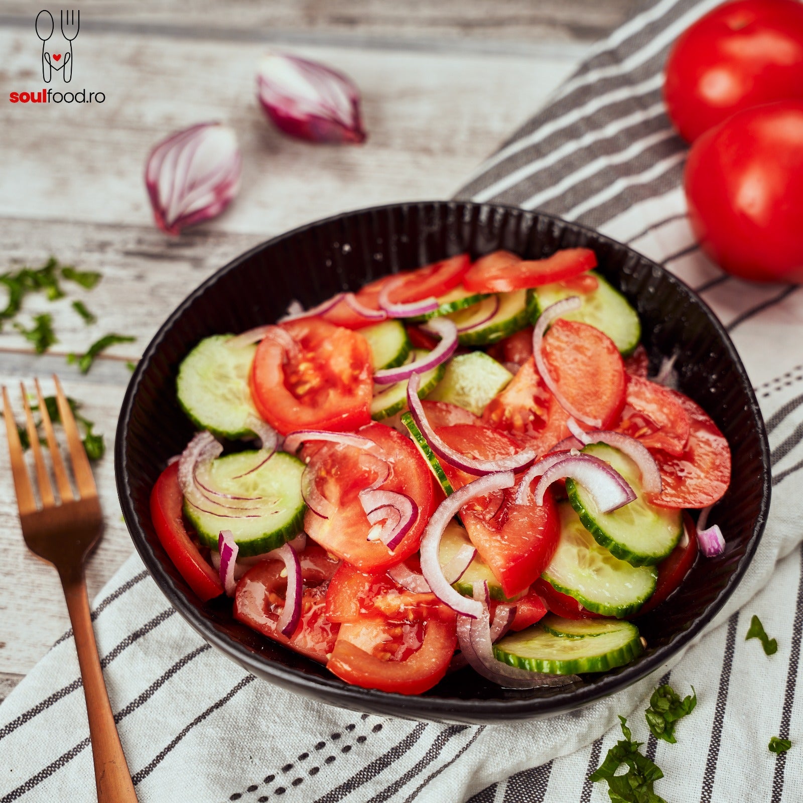 Salata de Rosii cu Castraveti, Ceapa si Otet