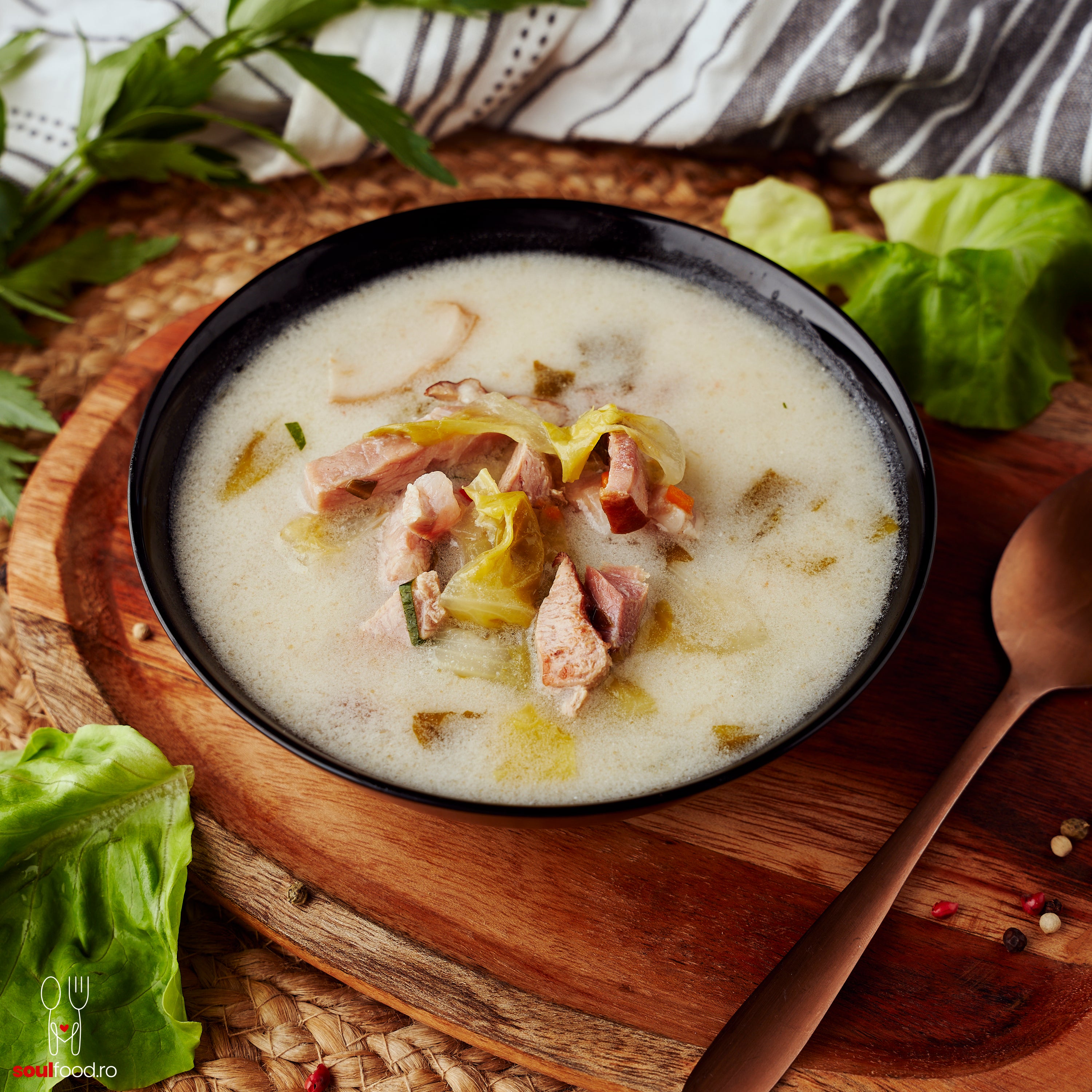 Ciorbă ardelenească cu salată și afumătură